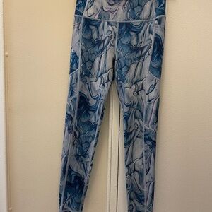 Victoria’s Secret Blue and Gray Marble Print Leggings; Size 4